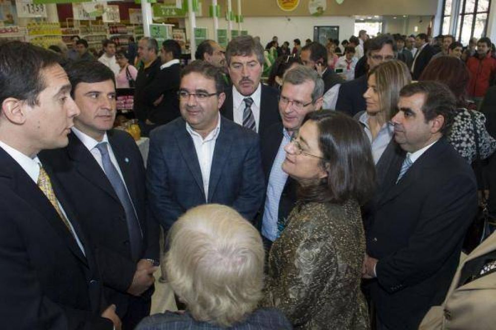 La Gobernadora acompa�� apertura de una nueva fuente laboral