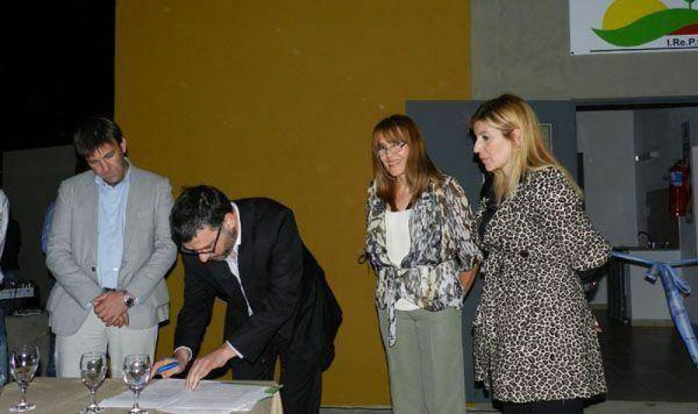 Gobierno firm� importante convenio destinado a internos del Servicio Penitenciario
