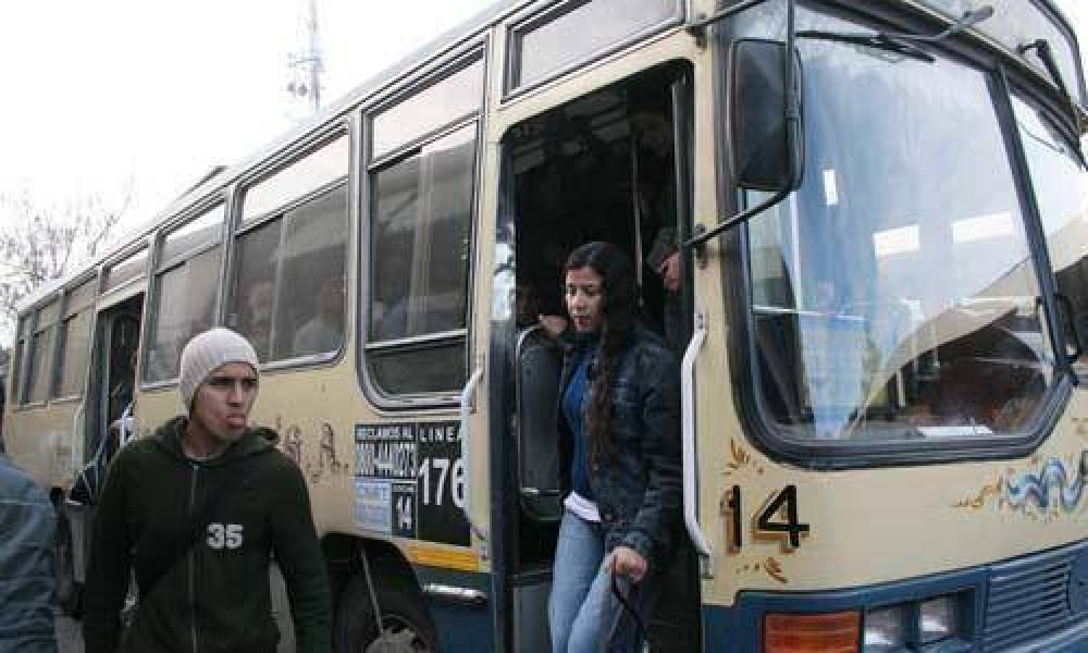 Detienen a dos delincuentes que asaltaron un colectivo de la l�nea 176