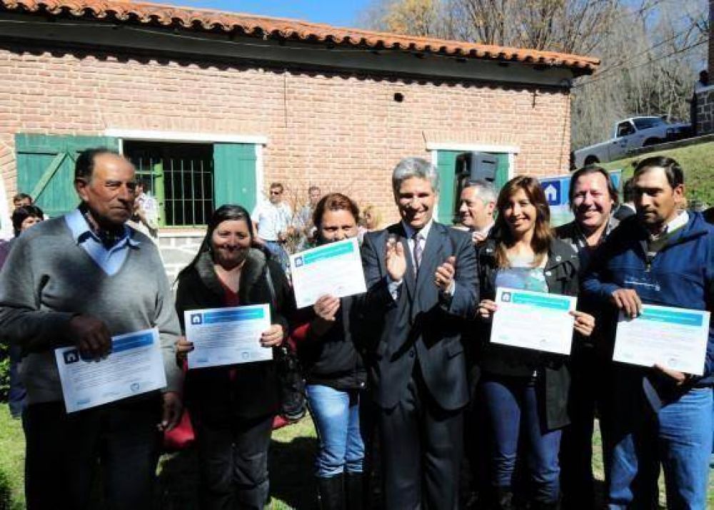 Poggi firm� decretos de preadjudicaci�n de viviendas en El Trapiche