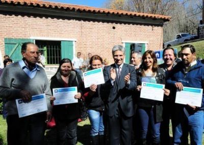 Poggi firm� decretos de preadjudicaci�n de viviendas en El Trapiche