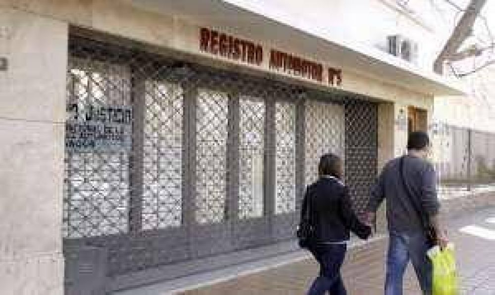 Procesan a la ex titular de un Registro de autos