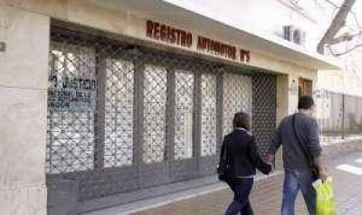 Procesan a la ex titular de un Registro de autos