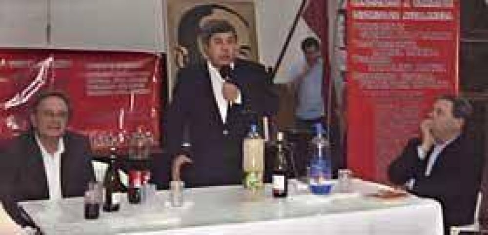 El Senador Carlos Fern�ndez visit� el Comit� radical de Avellaneda