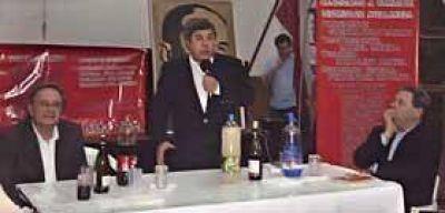 El Senador Carlos Fern�ndez visit� el Comit� radical de Avellaneda