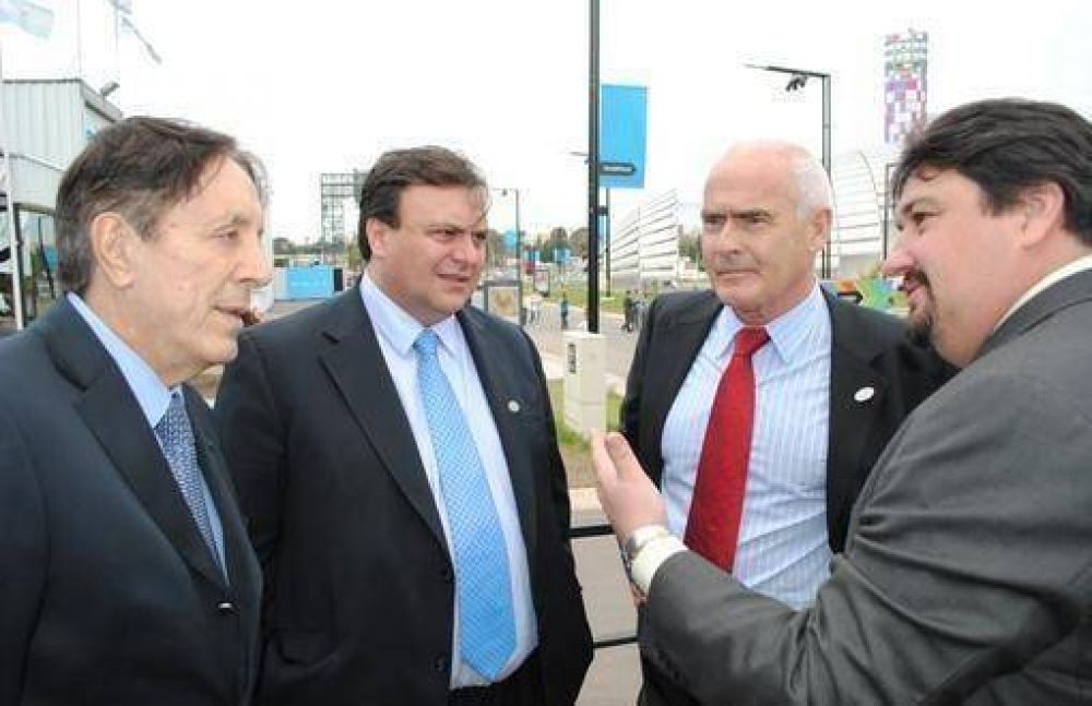 Meyer y Closs visitaron el stand de turismo en Tecn�polis