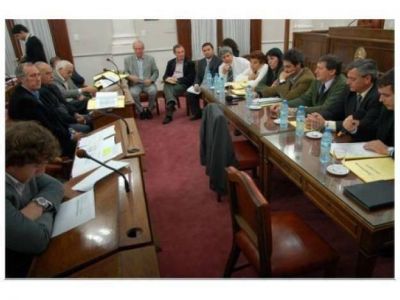 Quieren sacarle a Educaci�n el manejo del transporte escolar