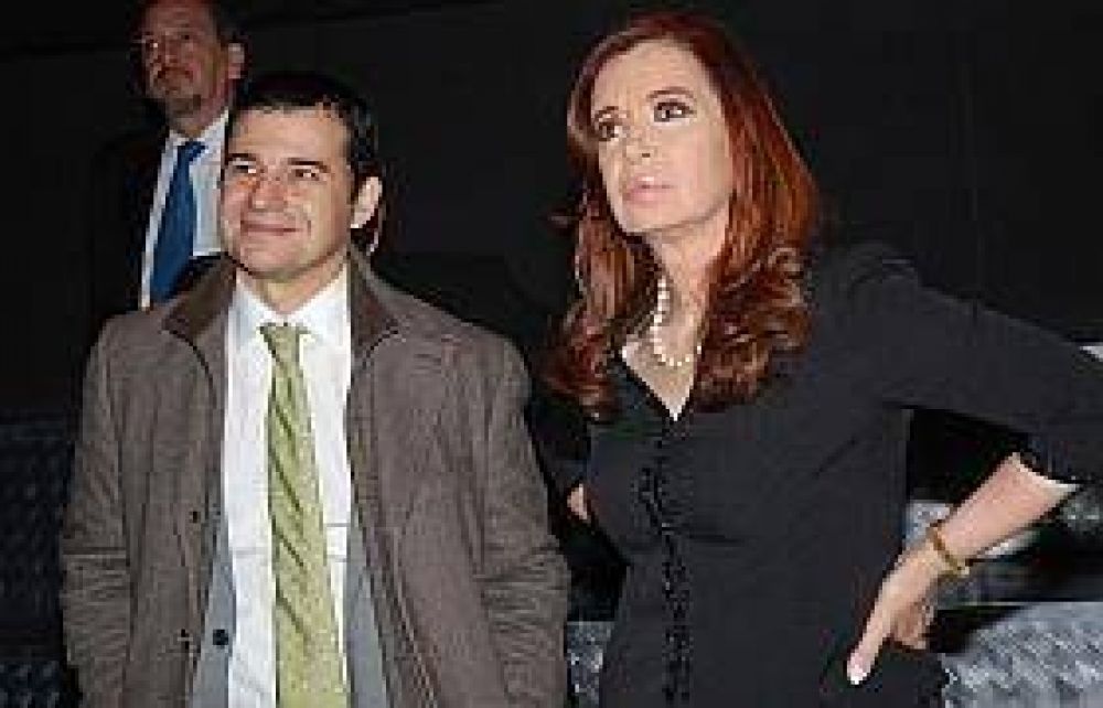 Tras el "episodio" de lipotimia, Cristina retoma actividades en Olivos