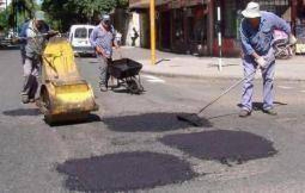 El municipio capitalino lanz� un plan de bacheo de avenidas