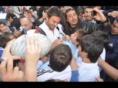 Multitudinaria bienvenida a Los Pumas en el aeropuerto provincial