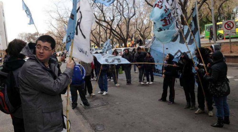 Los gremios estatales se oponen al plan de Salud del Gobierno