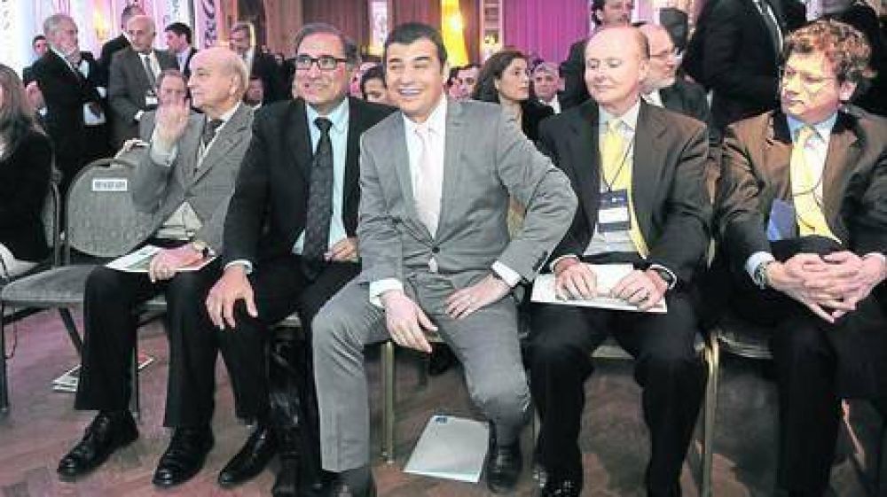 El titular de YPF lanz� un plan y dio garant�as a inversores