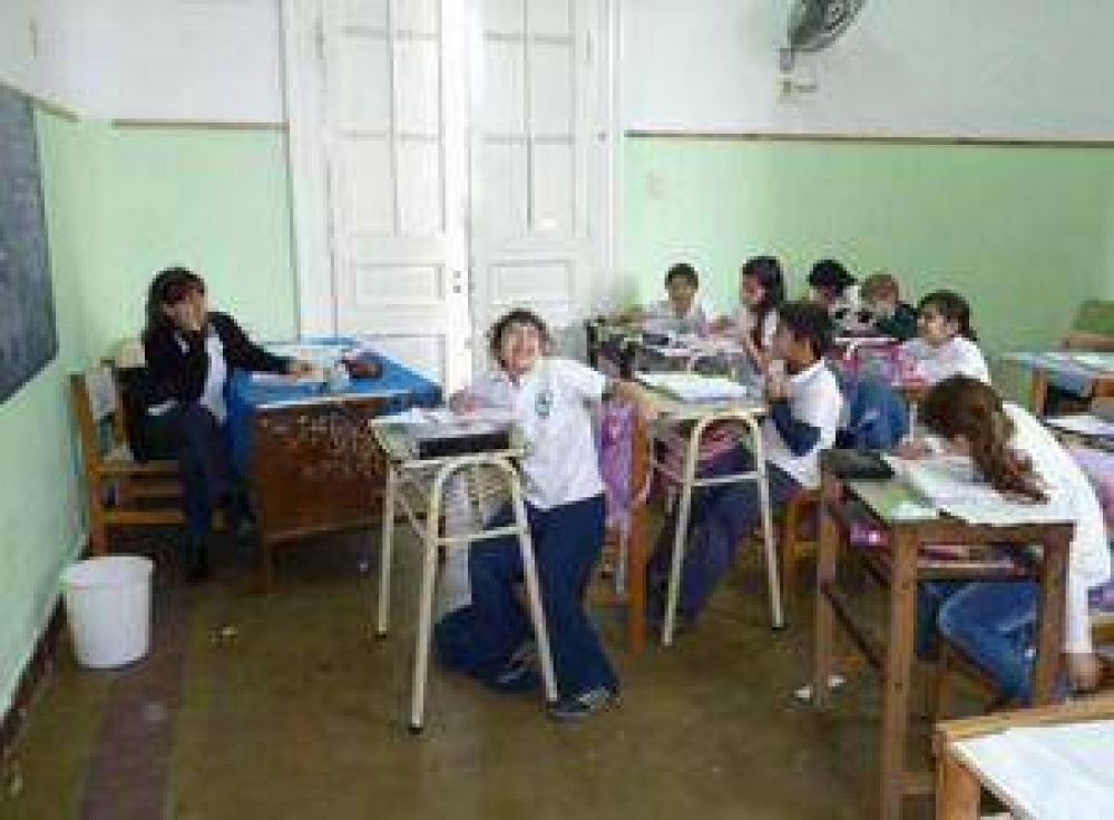 �Los sueldos de agosto incluir�n los descuentos por d�as sin clases�, advierte el ministro Romero