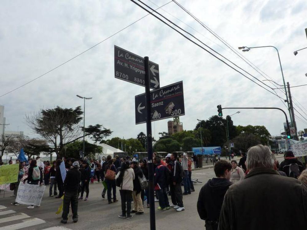 Estudiantes marcharon en reclamo de mejoras edilicias