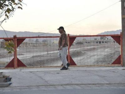 La intendenta de Rivadavia sale a abrir calles en barrios cerrados 