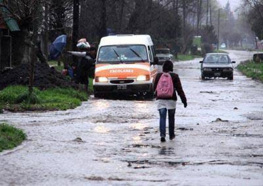 Por las lluvias y el viento hay m�s de 60 evacuados y suspendieron las clases