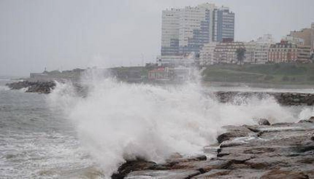 Hay decenas de evacuados y se suspendieron las clases en Mar del Plata