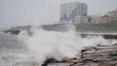 Hay decenas de evacuados y se suspendieron las clases en Mar del Plata
