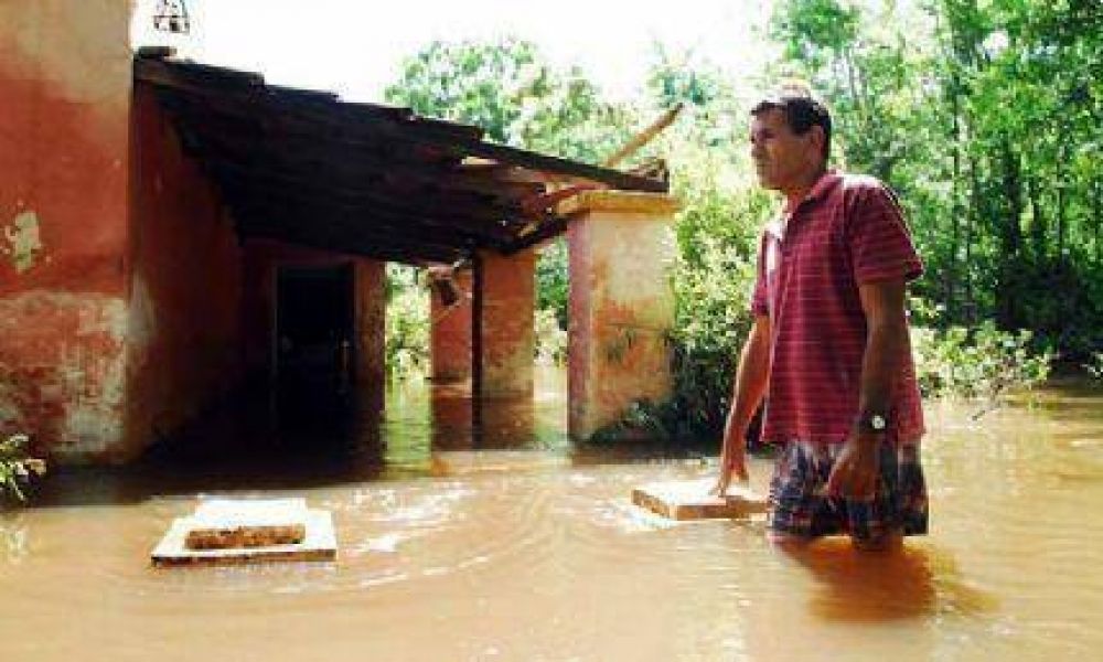 Necochea y General Alvarado tambi�n suspendieron el dictado de clases; Azul bajo el agua