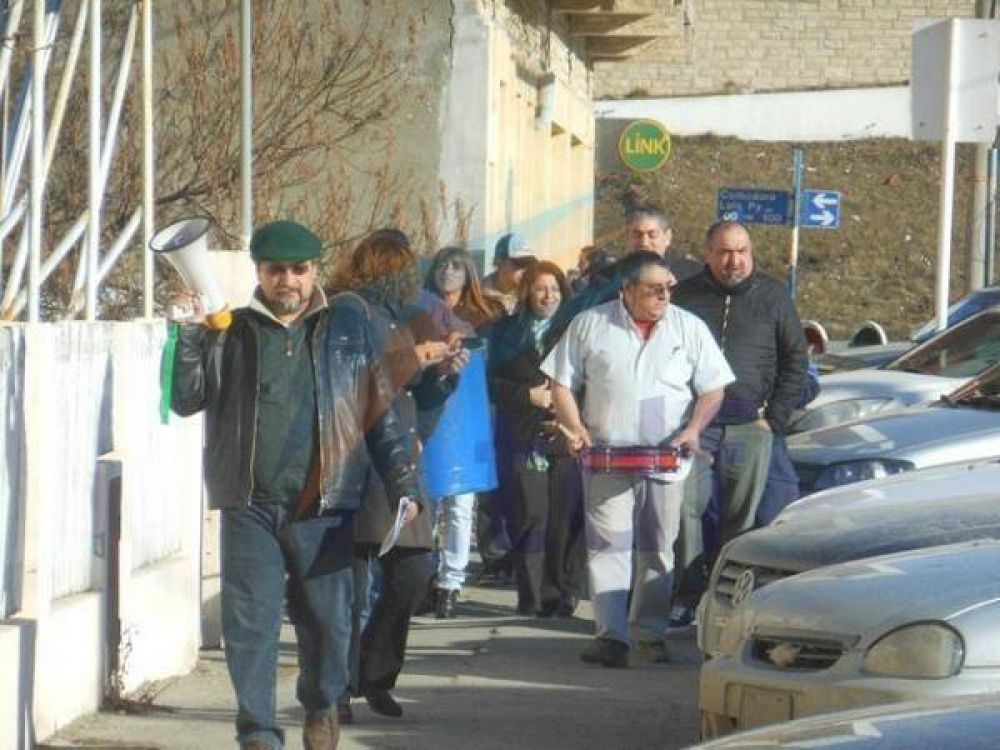 La ASOEM interrumpi� un acto oficial y se enfrent� con Melella