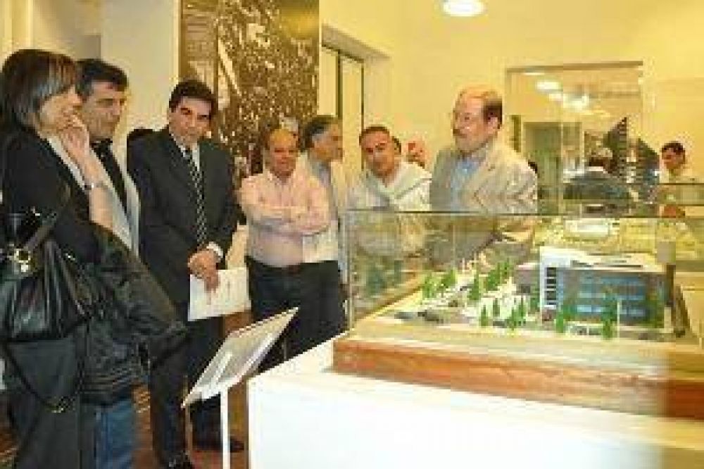 Destacan la magnitud de las obras, durante la visita a una exposici�n en el CCB
