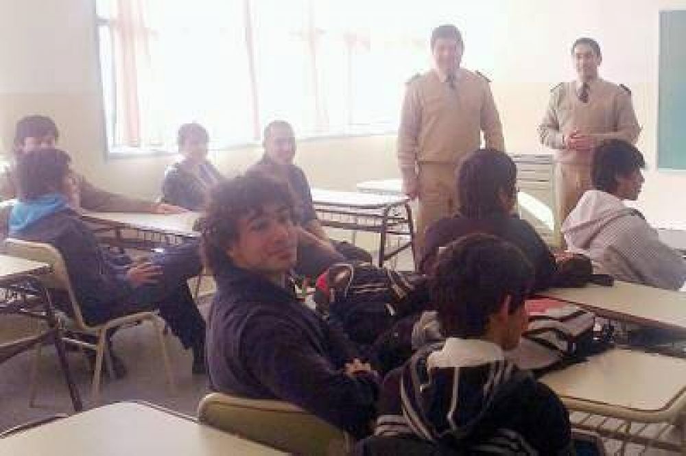 Prefectura realiza visitas a las escuelas en Puerto Deseado