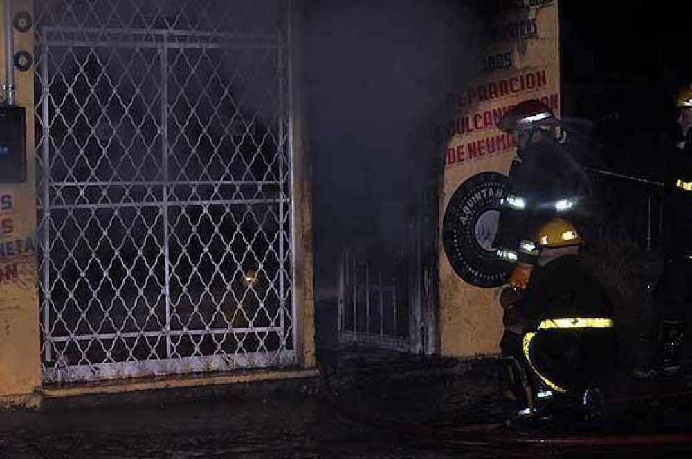 Importante incendio en una gomer�a en barrio 10 de Junio: un hombre fue trasladado al Hospital