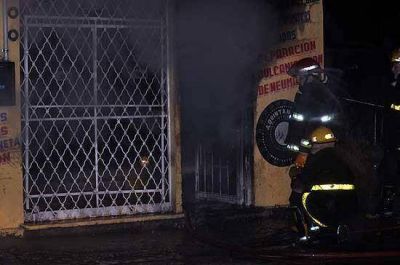 Importante incendio en una gomer�a en barrio 10 de Junio: un hombre fue trasladado al Hospital