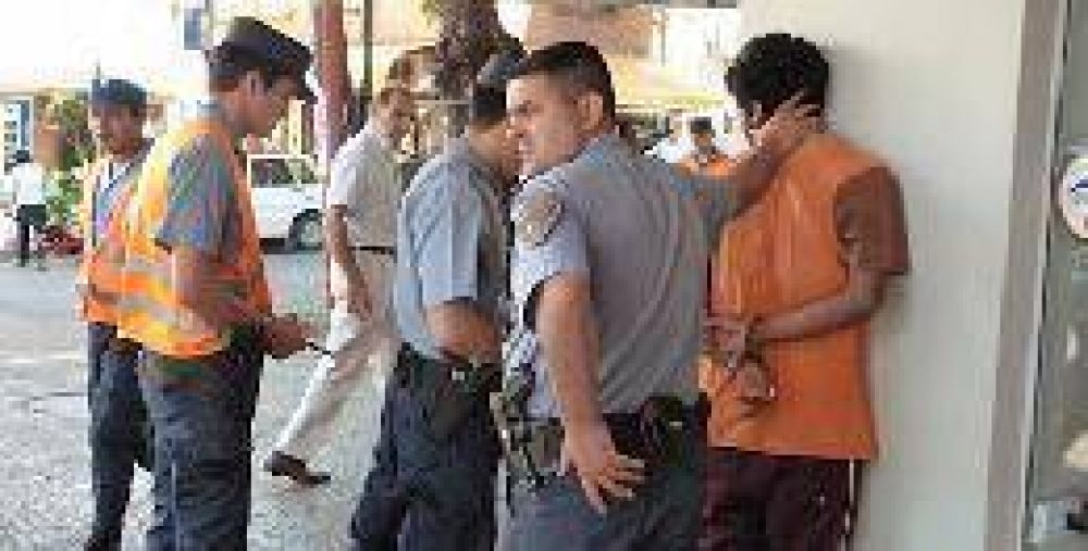 Rob� casi 25 mil pesos a una mujer, en la zona bancaria del microcentro, pero lo detuvieron