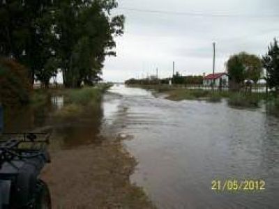 General Alvear: Una familia evacuada y los campos totalmente inundados