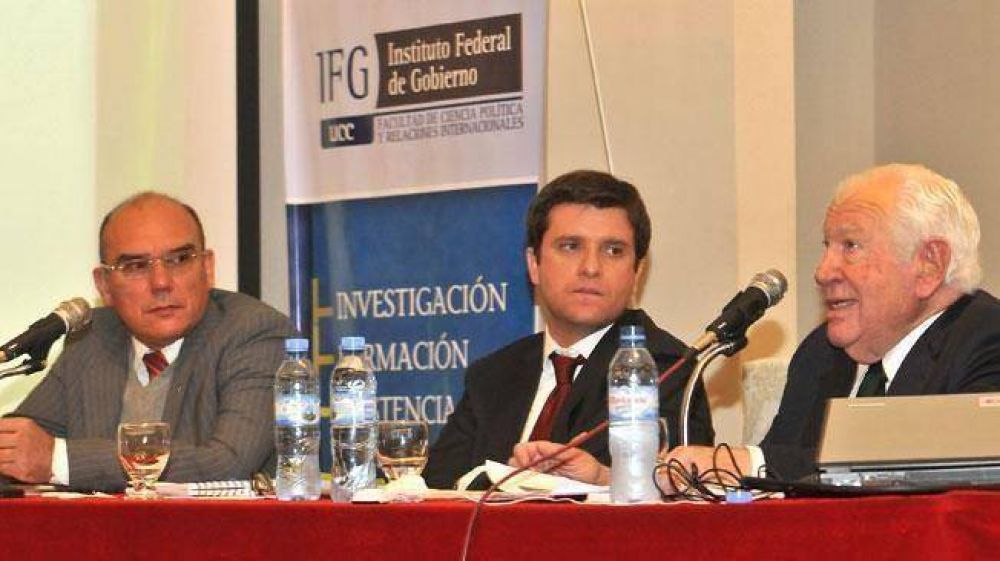 El desaf�o de administrar las empresas p�blicas, debate internacional en la Cat�lica