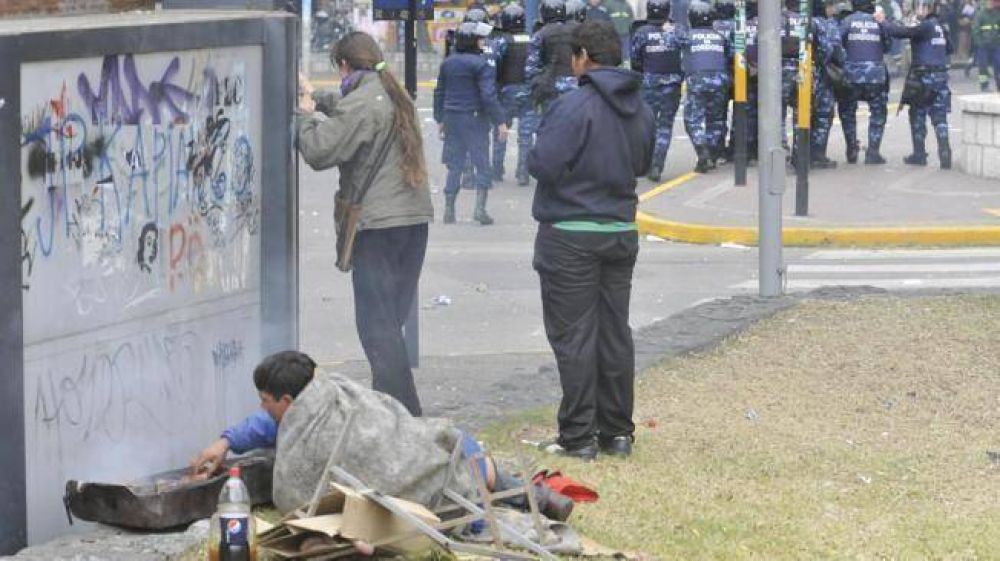 Graves incidentes y una batalla campal entre estatales y polic�as