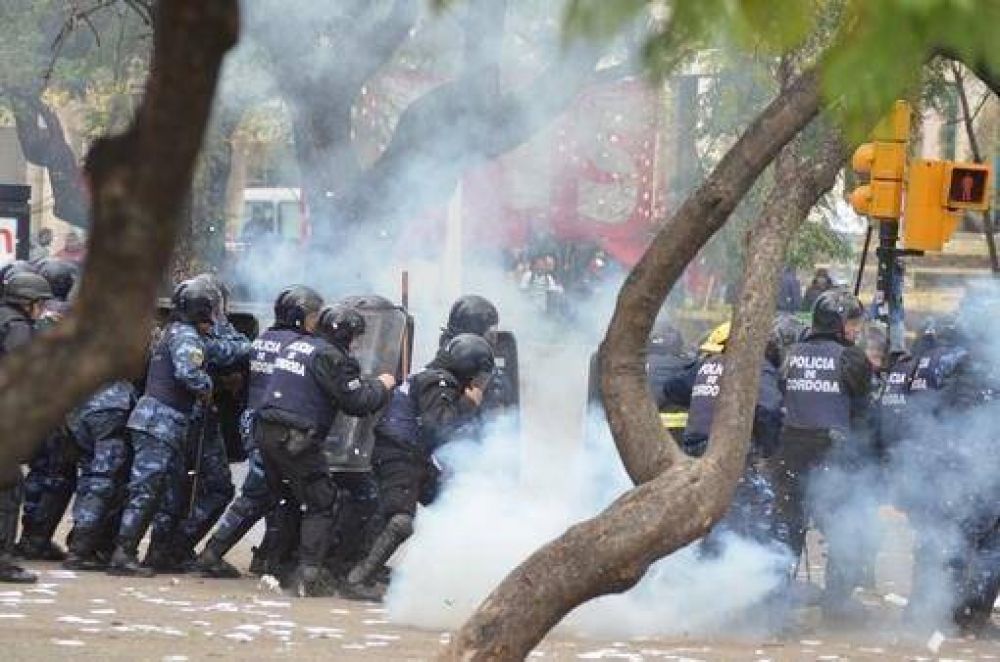 Represi�n, heridos, detenidos y destrozos en la protesta gremial
