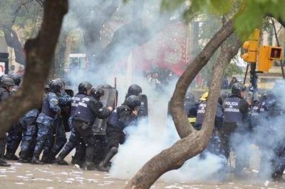 Represi�n, heridos, detenidos y destrozos en la protesta gremial