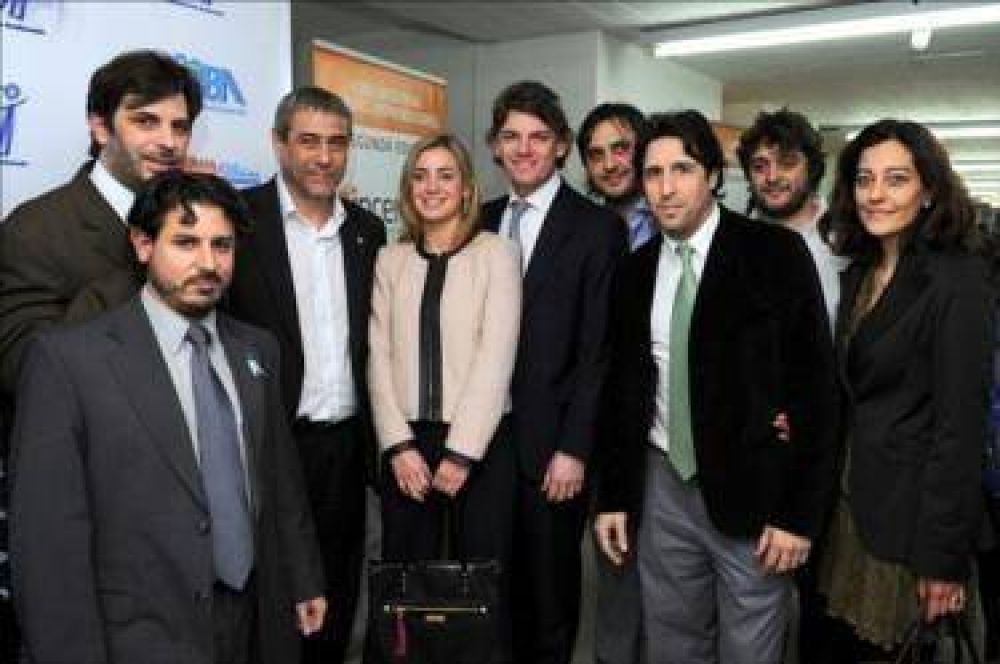 Nicol�s Scioli y Jorge Ferraresi junto a j�venes en la UTN de Avellaneda