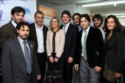 Nicol�s Scioli y Jorge Ferraresi junto a j�venes en la UTN de Avellaneda