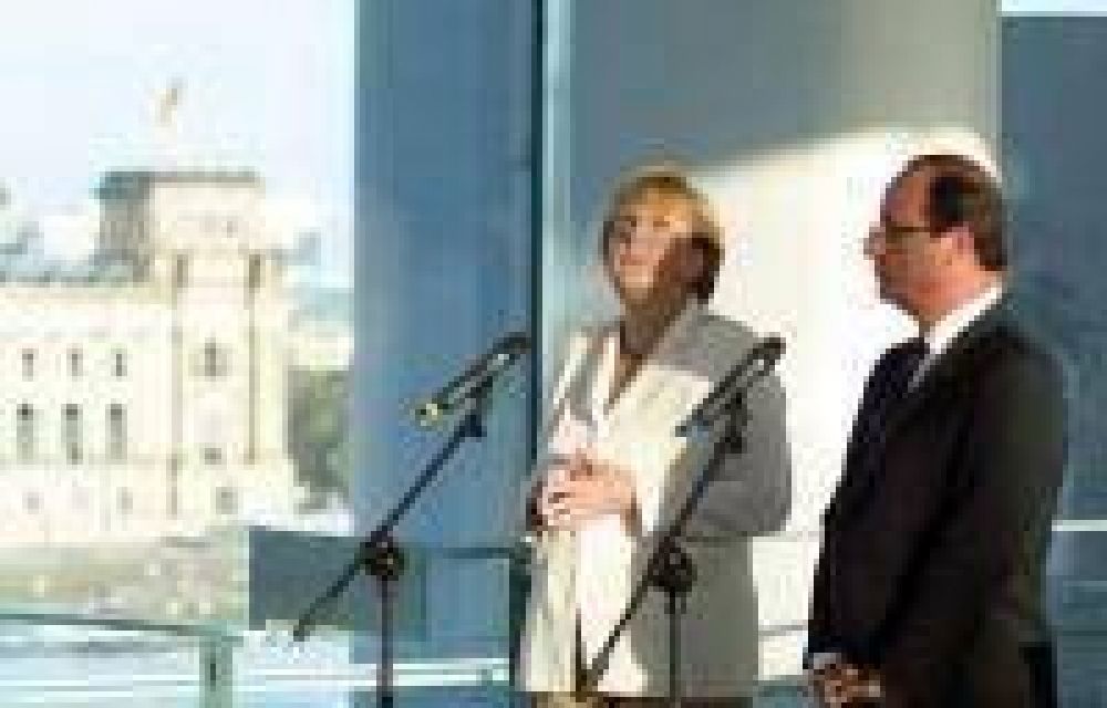 Merkel y Hollande presionan a Grecia para que siga ajustando