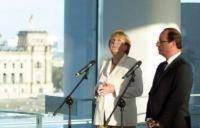 Merkel y Hollande presionan a Grecia para que siga ajustando