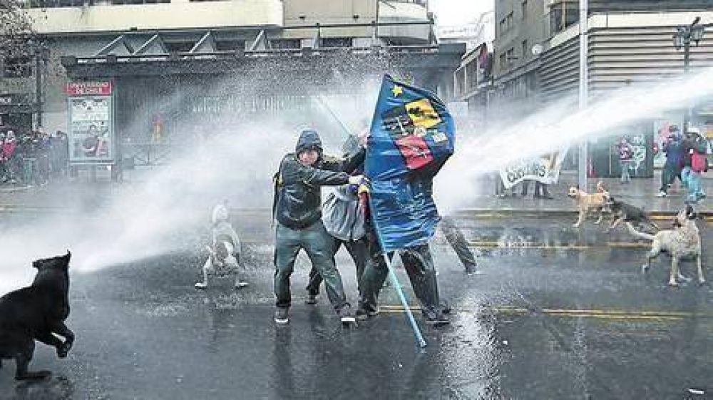 Chile: reprimen movilizaciones de estudiantes secundarios