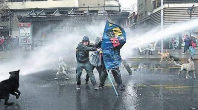 Chile: reprimen movilizaciones de estudiantes secundarios