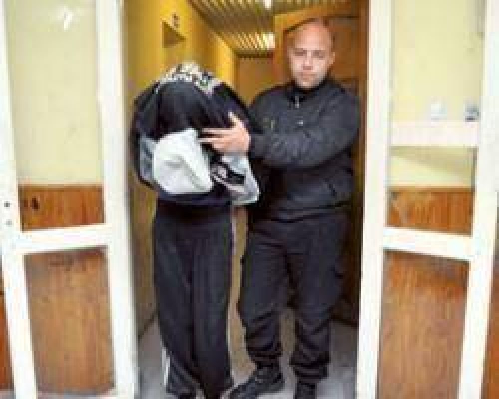 Patean a una oficial y a otro efectivo le disparan con un arma tumbera