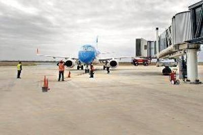 Hist�rico primer vuelo de l�nea al aeropuerto internacional de Las Termas