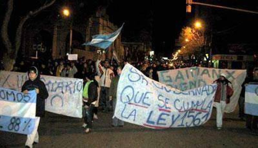 Fracaso la negociaci�n del gobierno de Buzzi con la polic�a y contin�a el paro