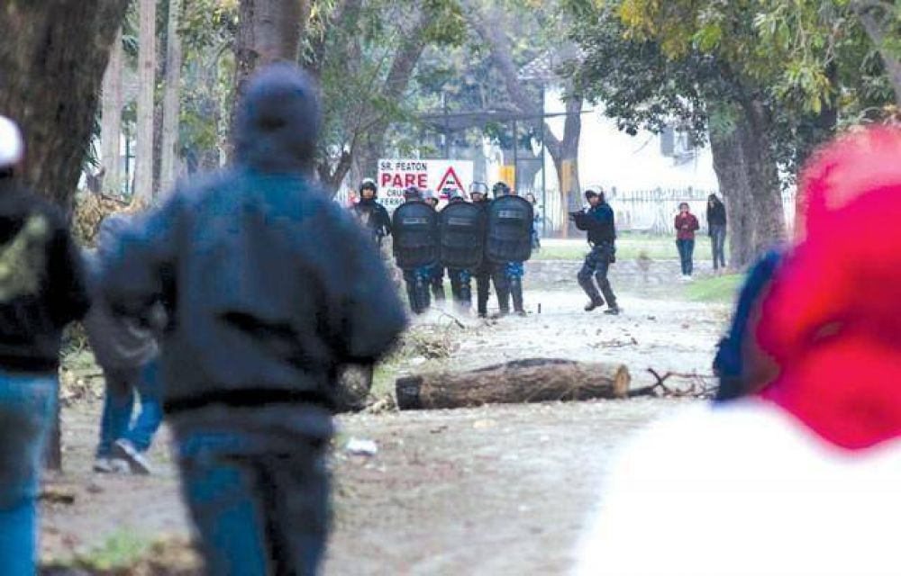  Represin policial desencaden una batalla campal en Tabacal
