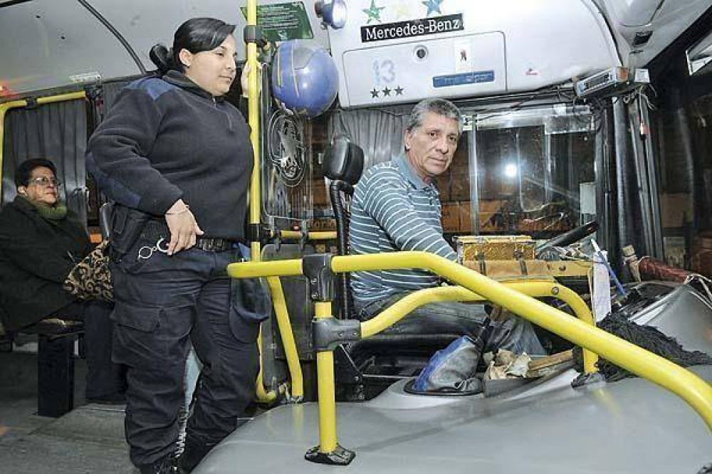 El transporte urbano circular� hasta las once de la noche con un polic�a a bordo