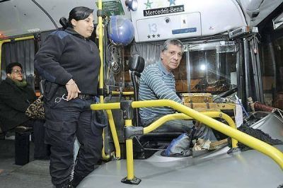El transporte urbano circular� hasta las once de la noche con un polic�a a bordo