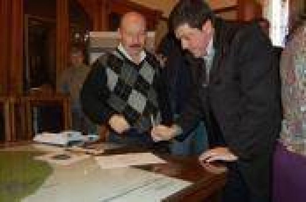 Mariotto recorri� la zona afectada por el temporal y entreg� subsidios