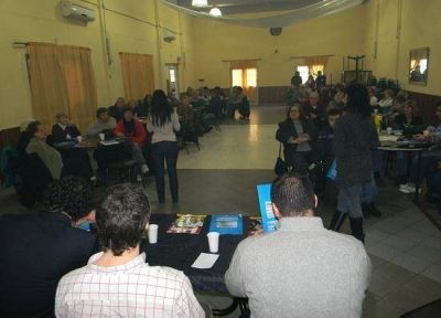 Anses y Renacer instruyeron a los abuelos sobre la Tarjeta Argenta