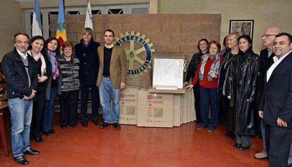 El Rotary Club de Victoria don� calefactores a Hospitales de Islas