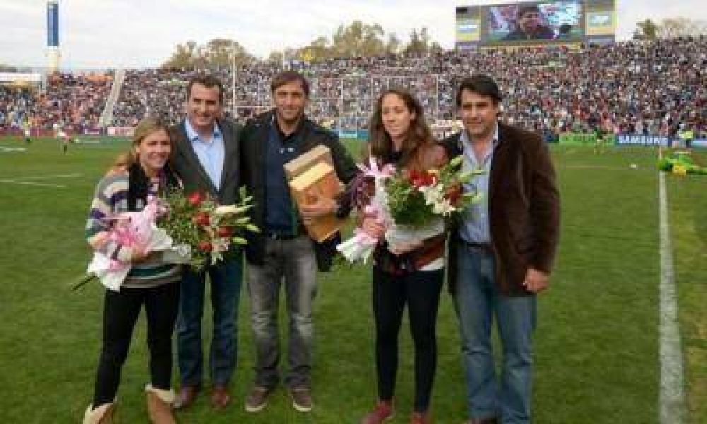P�rez recibi� una silbatina en el Malvinas y por eso no fue a entregar la pelota del partido